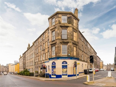 3 bed second floor flat for sale in Lauriston