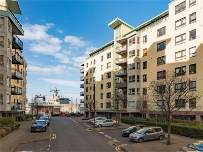 3 bed third floor flat for sale in The Shore