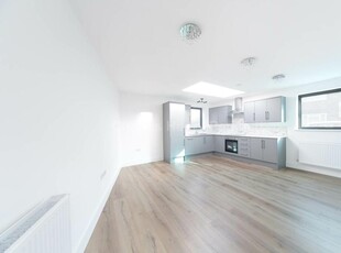 3 bedroom apartment for rent in Bush Close, Newbury Park, IG2