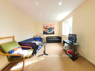 3 bedroom end of terrace house for rent in St Michaels Lane, Headingley, Leeds, LS6