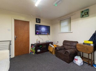 3 bedroom flat for rent in Cardigan Road, Hyde Park, Leeds, LS6