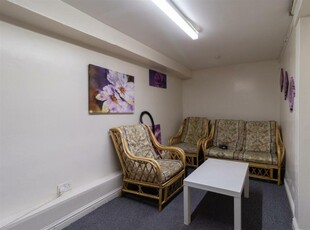 3 bedroom flat for rent in Regent Park Terrace, Hyde Park, Leeds, LS6