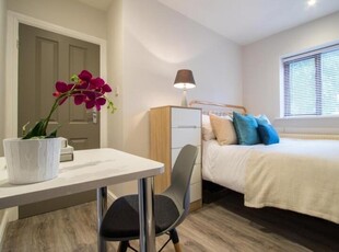 3 bedroom flat for rent in Victoria Court Mews, Hyde Park, Leeds, LS6