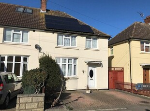 3 bedroom semi-detached house for rent in Springfield Park Avenue, Chelmsford, CM2