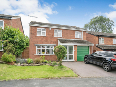 4 bedroom detached house for sale in Fitzwilliam Close, Oadby, Leicester, LE2