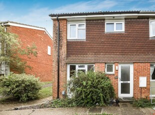 4 bedroom end of terrace house for rent in Rye Close, Guildford, Surrey, GU2