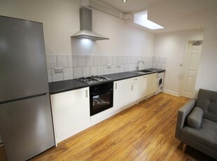 4 bedroom flat for rent in **£125pppw ** Middle Street, Beeston, NG9 2AR, NG9