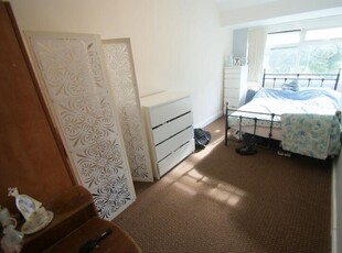 4 bedroom semi-detached house for rent in Park View Road, Hyde Park, Leeds, LS4