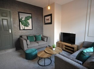 5 bedroom terraced house for rent in Highfield Road, Leeds, LS13