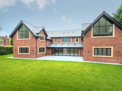 6 Bedroom Detached House To Rent