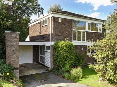 Detached house to rent in Wellesley Drive, Crowthorne RG45