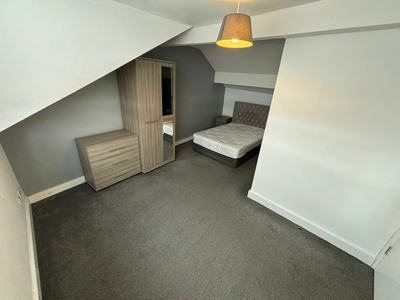 Double room in terraced house to rent Leeds, LS11 8SU