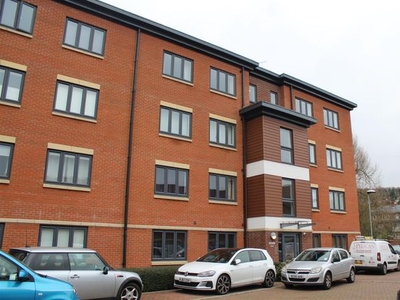 Flat to rent in Bartlett Crescent, High Wycombe HP12