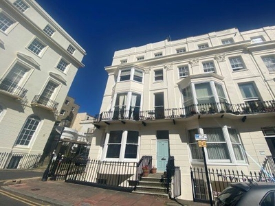 Flat to rent in Cavendish Place, Brighton BN1