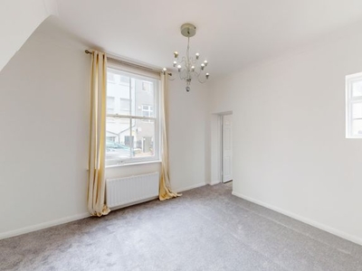 Flat to rent in Clarence Square, Brighton BN1