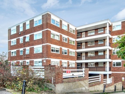 Flat to rent in Lynwood Close, South Woodford, London E18