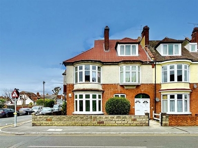 Flat to rent in Pall Mall, Leigh-On-Sea SS9