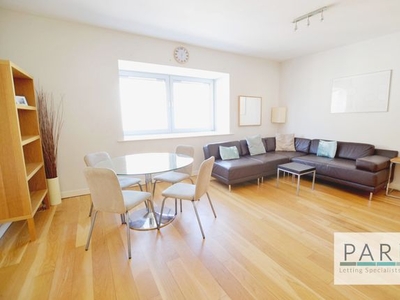 Flat to rent in Queens Road, Brighton, East Sussex BN1