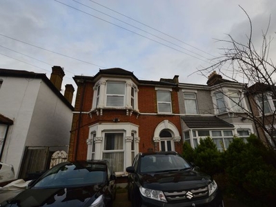 Flat to rent in Richmond Road, Ilford IG1