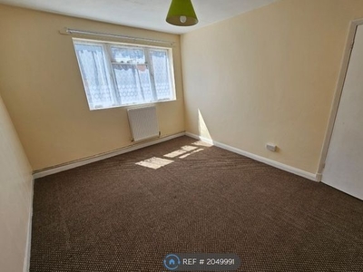 Flat to rent in Western Court, Romford RM1