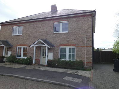 Property to rent in Raynes Close, Knaphill GU21