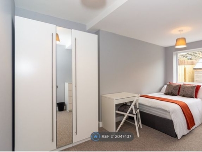 Room to rent in Charles Avenue, Harrogate HG1