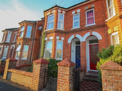 Semi-detached house to rent in Beaufort Road, Farnham GU9