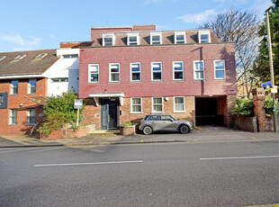 Studio flat for rent in Chertsey Street, Guildford, GU1