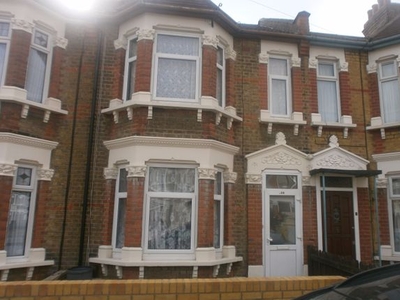 Terraced house to rent in Henley Road, Ilford, Ilford IG1