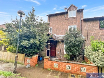 Terraced house to rent in Starling Walk, Hampton TW12