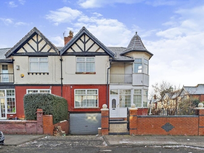 4 bedroom semi-detached house for sale in Kings Road, Manchester, M25