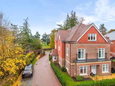 1 Bed Flat/Apartment For Sale in Bagshot, Surrey, GU19 - 5241141