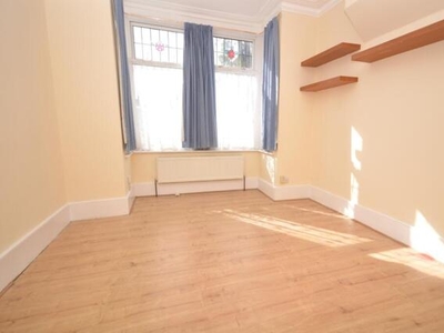 2 Bedroom Ground Floor Flat For Rent In London