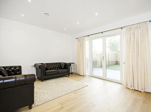 3 Bedroom Maisonette For Rent In Stratford, London