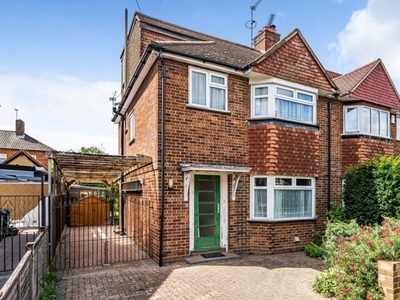 4 Bed House For Sale in Sunbury-On-Thames, Surrey, TW16 - 5111748