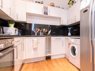 Bright room in 4-bedroom apartment in Tower Hamlets