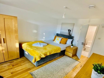 Ensuite room for rent in 5-bedroom apartment in Willesden