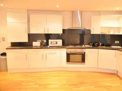 Ensuite room for rent in a 3 bedroom flatshare in Limehouse