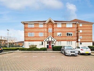 Flat to rent - Chandlers Drive, Erith, DA8