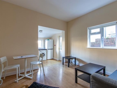Flat to rent in Albany Road, Roath, Cardiff CF24