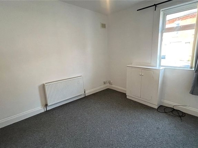 Flat to rent in Lansdowne Road, Aylestone, Leicester LE2