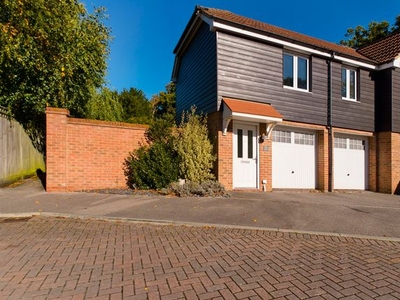 Flat to rent in Orchard Close, Burgess Hill RH15