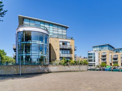 Flat to rent in Point Wharf Lane, Brentford TW8