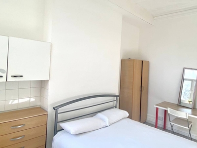 Furnished room with desk in 8-bedroom flat, Kilburn