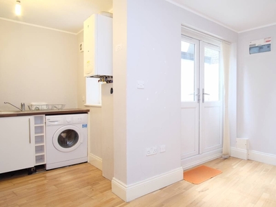 Room to rent in 3-bedroom flatshare in Lambeth