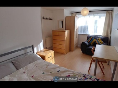 Room to rent in Triscombe Way, Cheltenham GL51