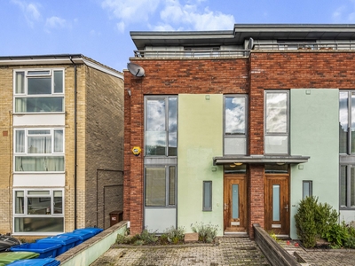 Semi-detached House to rent - Melford Road, London, SE22