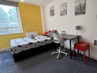Spacious room with patio for rent in 4-bedroom flatshare in Westferry