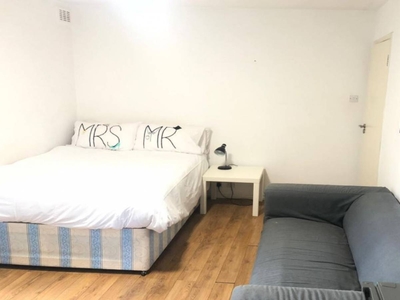 Tidy room in 4-bedroom flat in Islington