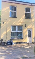 2 bedroom semi-detached house to rent Southend On Sea, SS2 5AW